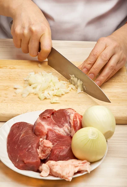 Preparación de relleno, corte de cebollas — Foto de Stock