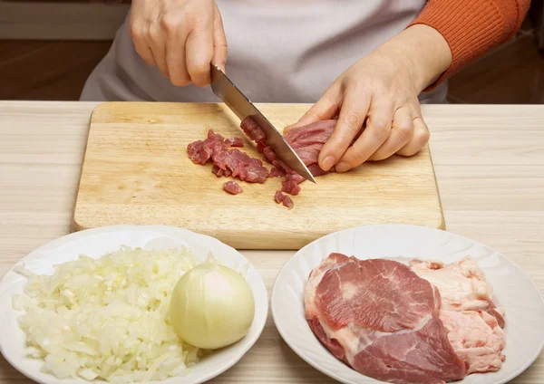 Closeup of woman hands cutting beef on cutting board. — Stock Photo, Image