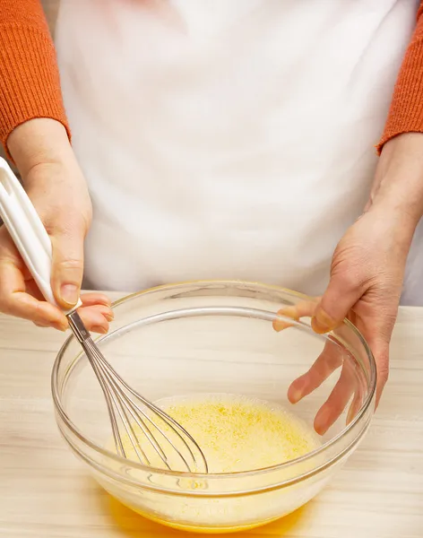 Kobieta Kneading ciasto — Zdjęcie stockowe