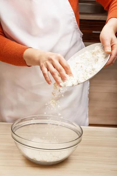 Женщина смешивает тесто — стоковое фото