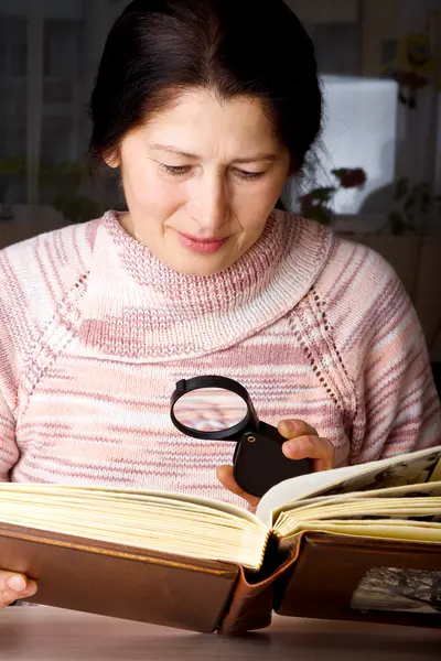 Mujer mayor leyendo un libro — Foto de Stock