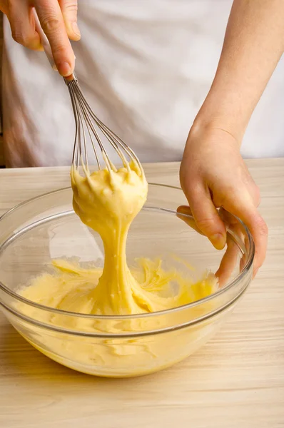 Kobieta Kneading ciasto — Zdjęcie stockowe