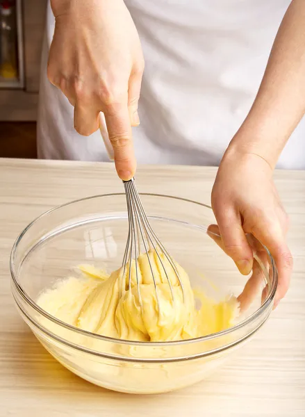 Woman kneading dough — Stock Photo, Image