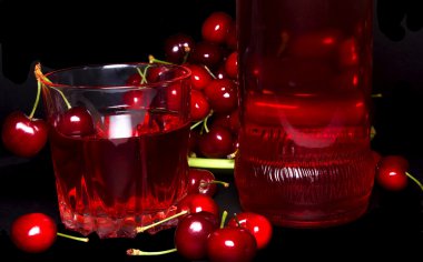 siyah bir arka plan üzerinde izole kiraz ile cam.