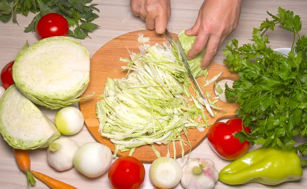 Kvinna förbereda grönsaker i köket — Stockfoto