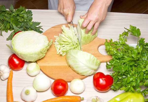 Nő, előkészítése zöldségek a konyhában — Stock Fotó