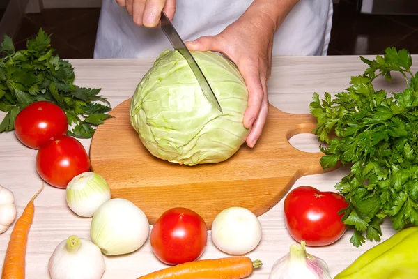 Femme préparant des légumes dans la cuisine — Photo