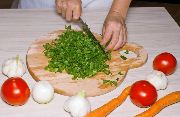 Taglio di prezzemolo in una cucina . — Foto Stock