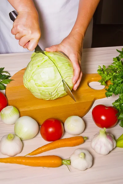 Kobieta przygotowanie warzyw w kuchni — Zdjęcie stockowe