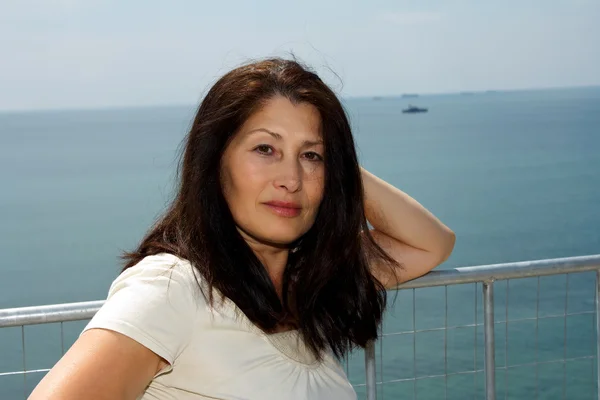 kadın deniz kenarında