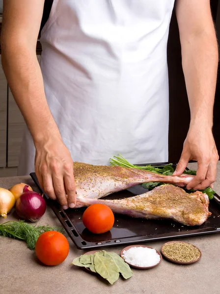 Chef preparando a carne um cordeiro — Fotografia de Stock