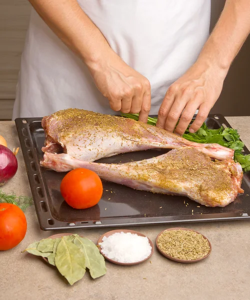 Chef préparant la viande un agneau — Photo