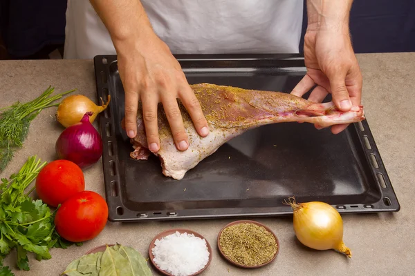 Chef preparando a carne um cordeiro — Fotografia de Stock