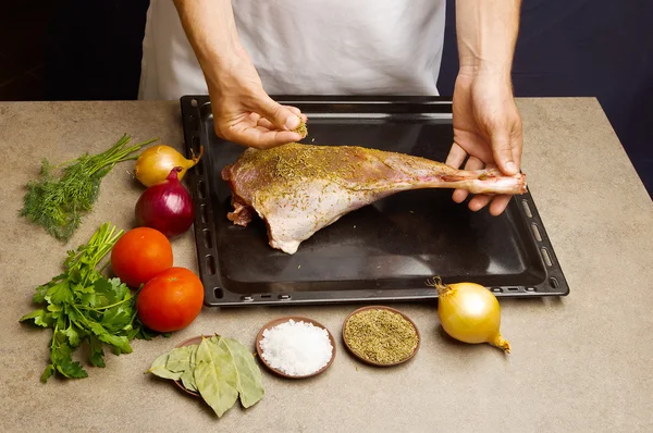Шеф-повар готовит мясо ягненка — стоковое фото