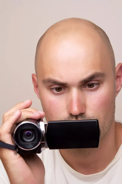 Giovane uomo che indossa una foto con una macchina fotografica — Foto Stock