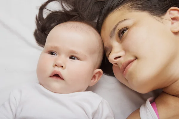 Madre feliz con el bebé —  Fotos de Stock