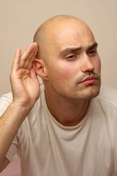 Hombre escuchando a escondidas —  Fotos de Stock