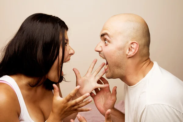 Casal jovem lutando.Estúdio tiro — Fotografia de Stock