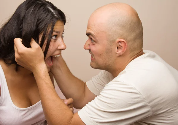 Casal jovem lutando.Estúdio tiro — Fotografia de Stock