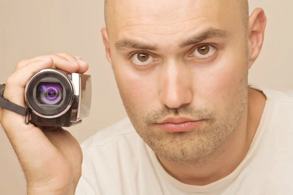 Jeune homme portant une photo avec un appareil photo — Photo