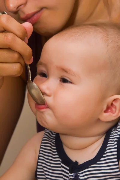 Mutter füttert Baby — Stockfoto