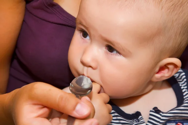 Mutter füttert Baby — Stockfoto