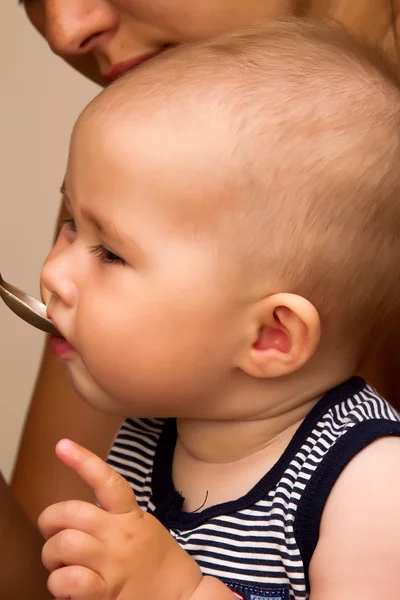 Mãe bebê alimentando — Fotografia de Stock