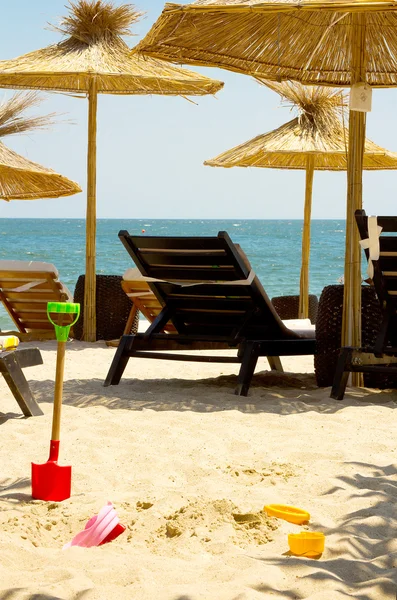 Шезлонги на пляже, черное море — стоковое фото