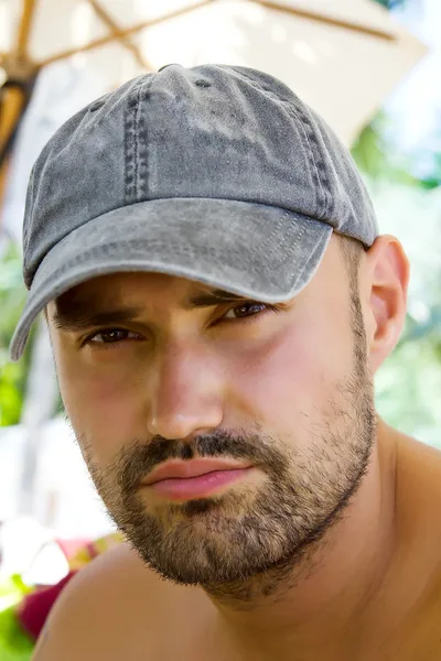Kumsalda genç adam portresi