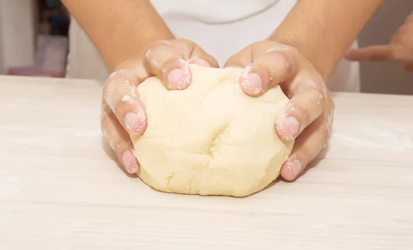 Handen kneden een deeg — Stockfoto