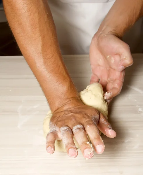 Hnětení rukou a těsto — Stock fotografie