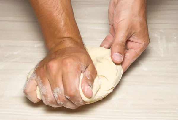 Mãos amassando uma massa de farinha — Fotografia de Stock