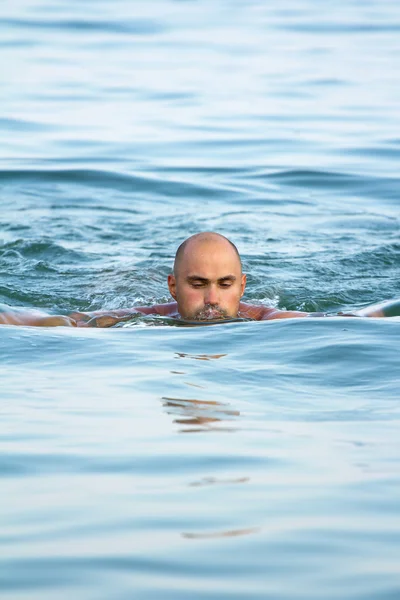 水泳の若い男 — ストック写真