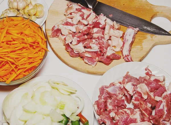 Homem cortando carne — Fotografia de Stock