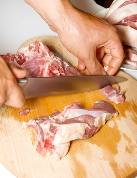 Homem cortando carne — Fotografia de Stock