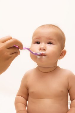 küçük çocuk, bir kaşık yiyor