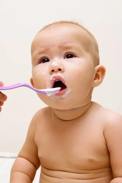 スプーンから小さな子供を食べる — ストック写真