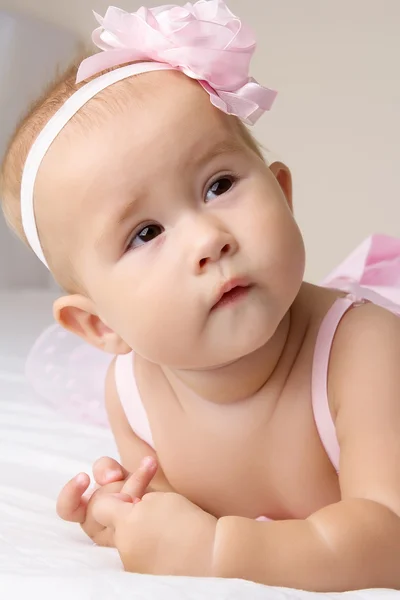 Bebé niña en vestido rosa . — Foto de Stock