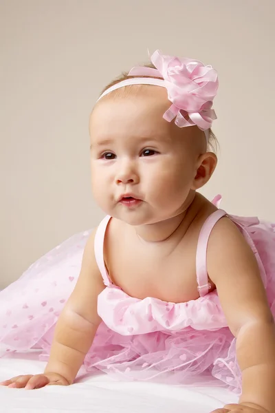 Bebé niña en vestido rosa . — Foto de Stock