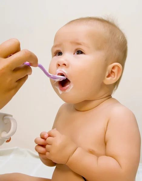 Het kleine kind, eet van een lepel — Stockfoto