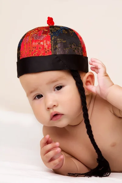 Baby en Chinees Nieuwjaar hoed. — Stockfoto