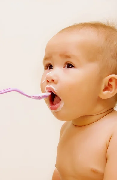Маленька дитина їсть з ложки — стокове фото