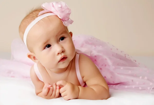 Bebé niña en vestido rosa . — Foto de Stock