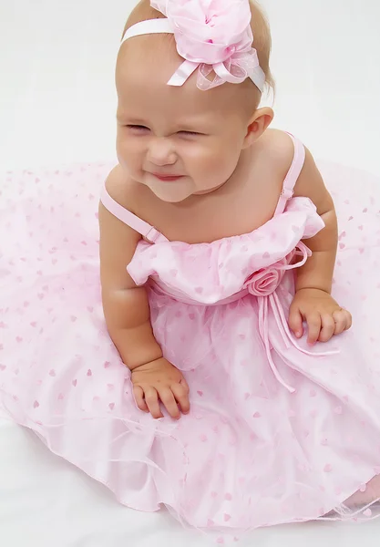 Bébé fille en robe rose . — Photo