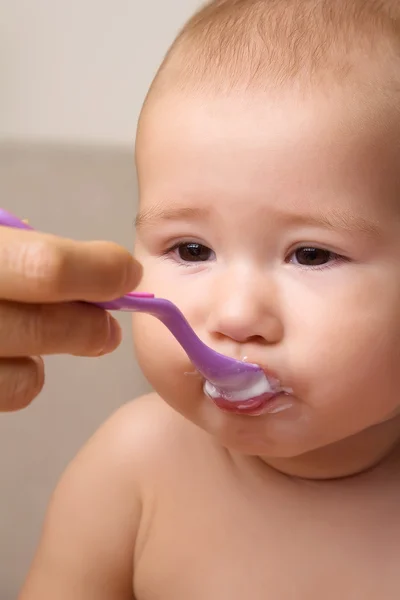 The small child, eats from a spoon — Stock Photo, Image