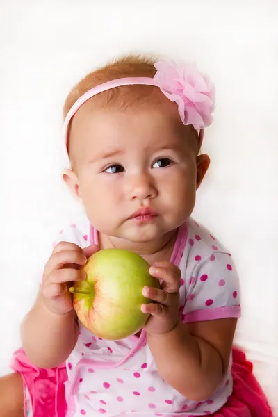 Meisje van de baby een groene appel eten — Stockfoto