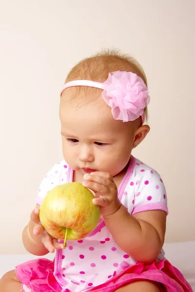 Yeşil Elma yiyen kız bebek — Stok fotoğraf