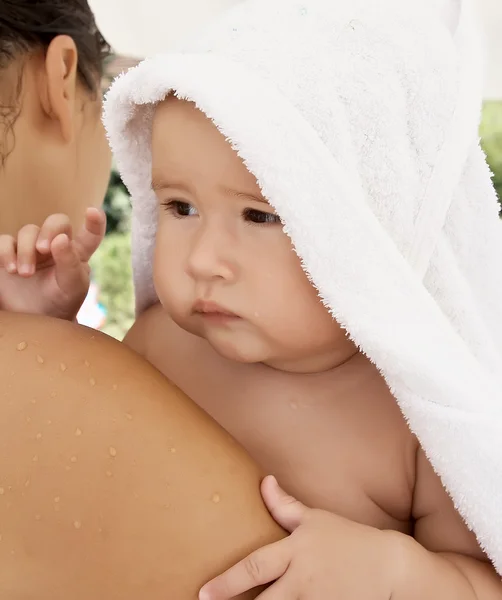 Молодая мать и счастливый ребенок принимает душ — стоковое фото