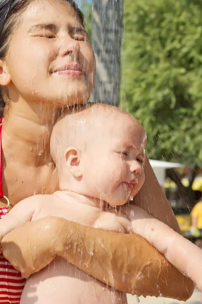 แม่น้อยกับลูกที่มีความสุข กําลังอาบน้ํา — ภาพถ่ายสต็อก