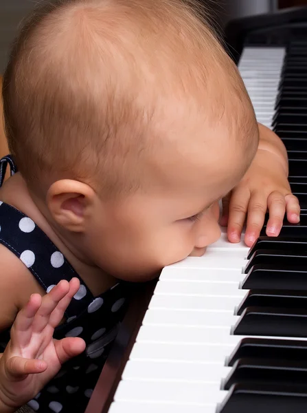Baby girl playing the piano — Stock Photo, Image